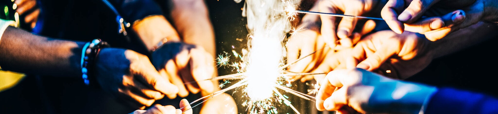 Hände, die Wunderkerzen halten - Silvesterbräuche