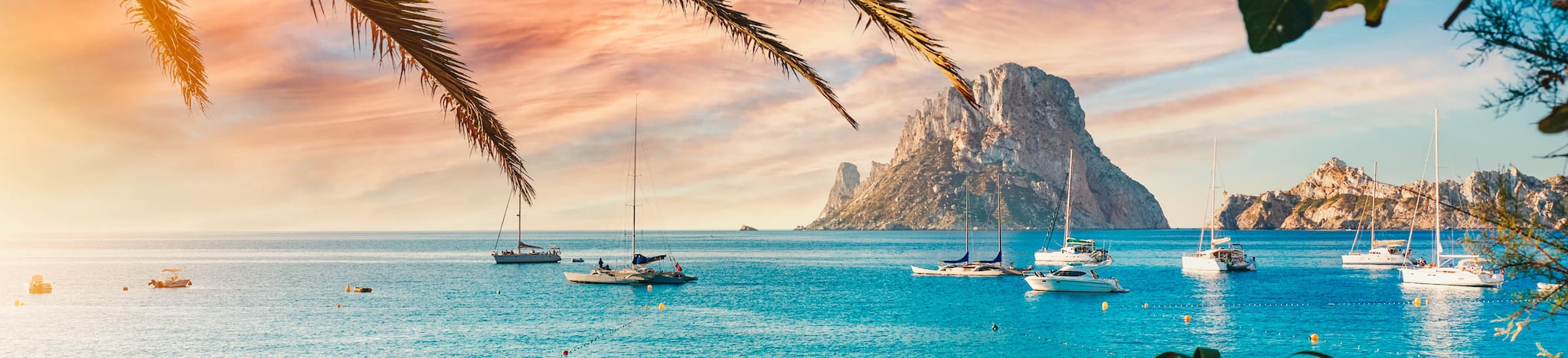 Blick aufs Wasser und eine Felsinsel - Urlaub am Mittelmeer