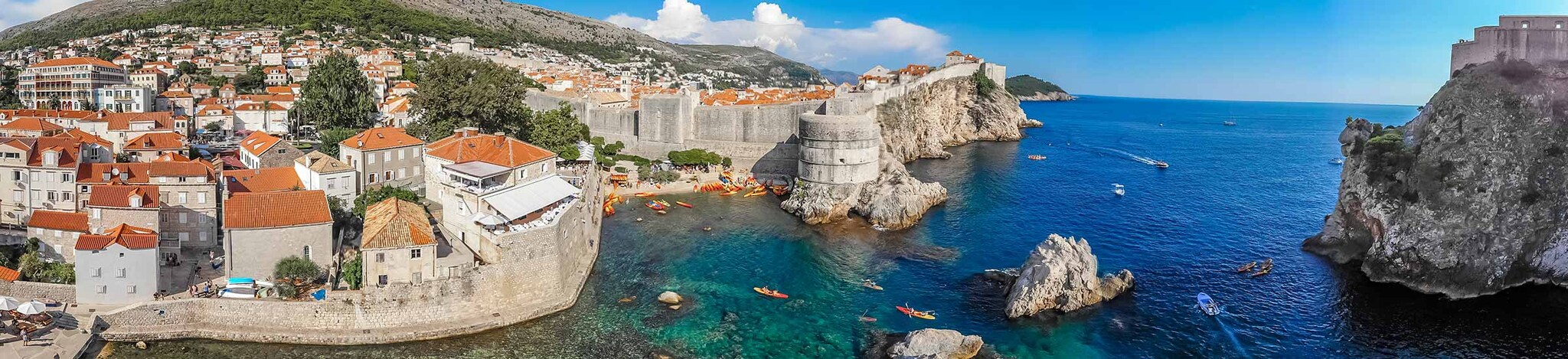 Altstadt von Dubrovnik in Dalmatien, Kroatien, vor tiefblauem Meer