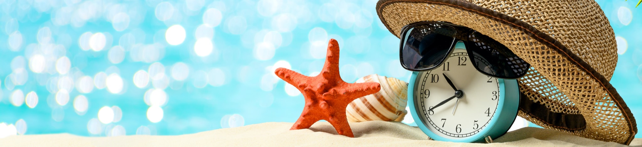 Reiseaccessoires und Seestern am Strand