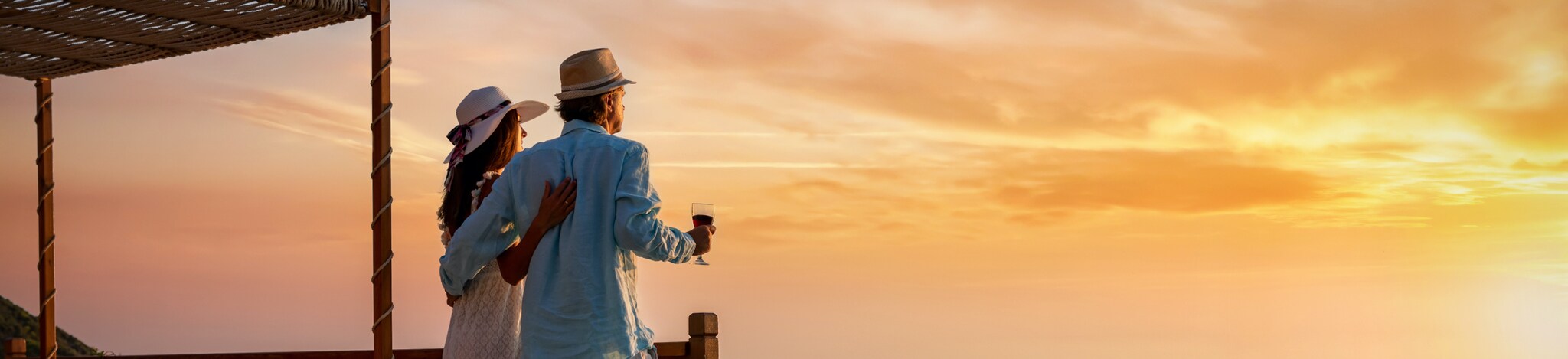 Paar genießt den Sonnenuntergang